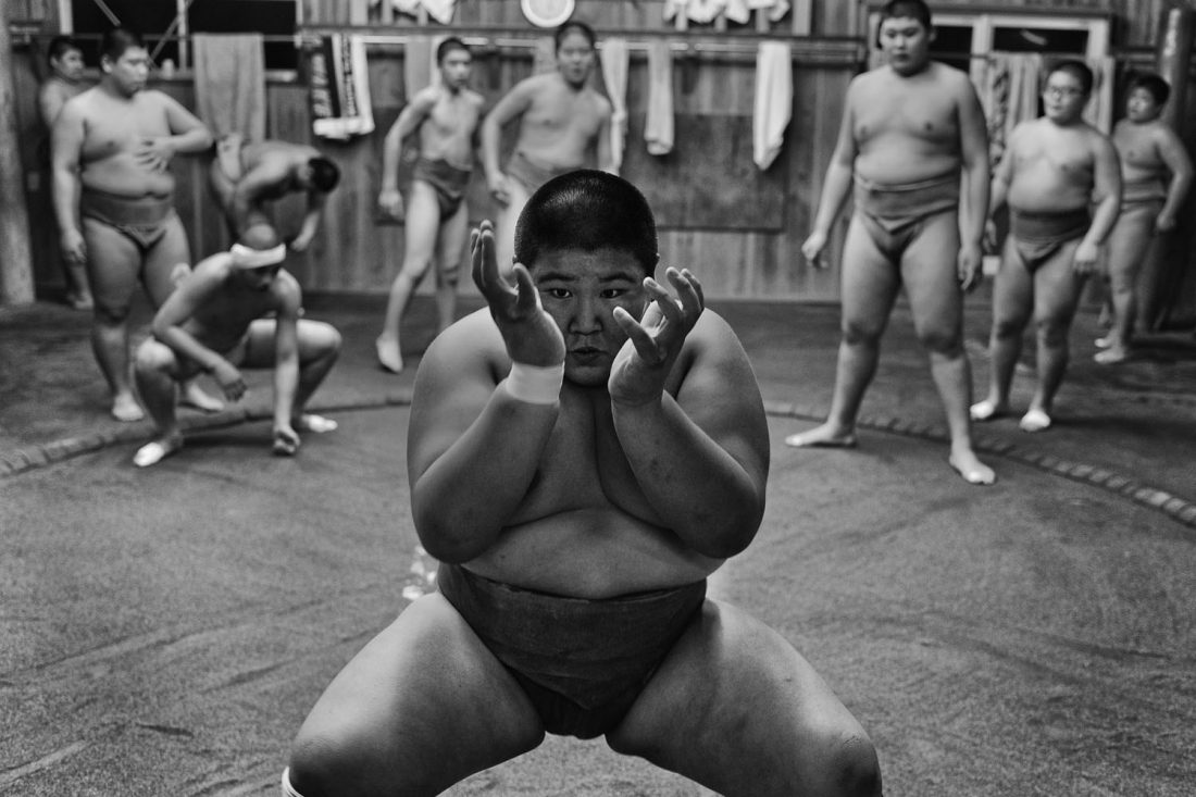 Les lutteurs effectuent le suri-ashi, en avançant sans décoller les pieds du sol. Entrainement journalier dans un club scolaire pour adolescents /// Daily training in a school club. The wrestlers carry out the suri-ashi, advancing with the feet never leaving the ground. © Fabrice Dimier