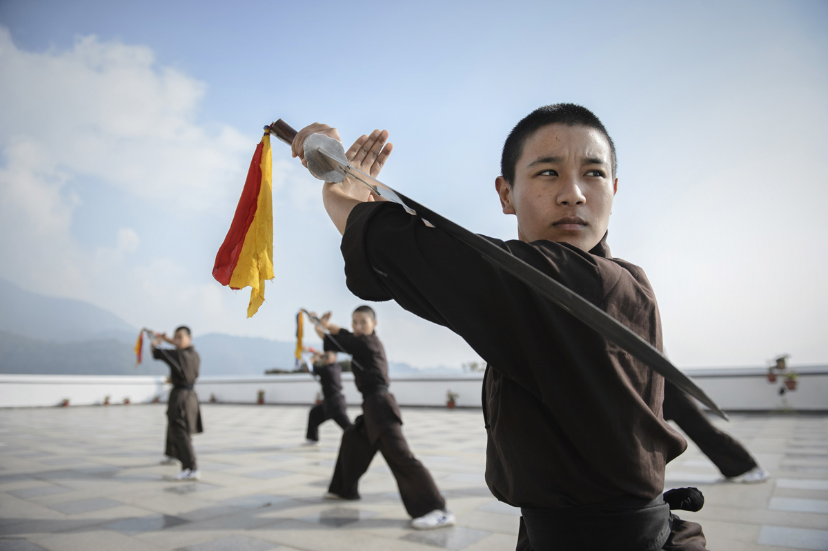 L'entraînement quotidien au Kung Fu a lieu tous les matins après la prière. Ici entrainement au Wushu (le sabre souple). // Daily Kung Fu training takes place every morning after prayer. Here Wushu training (soft sword).